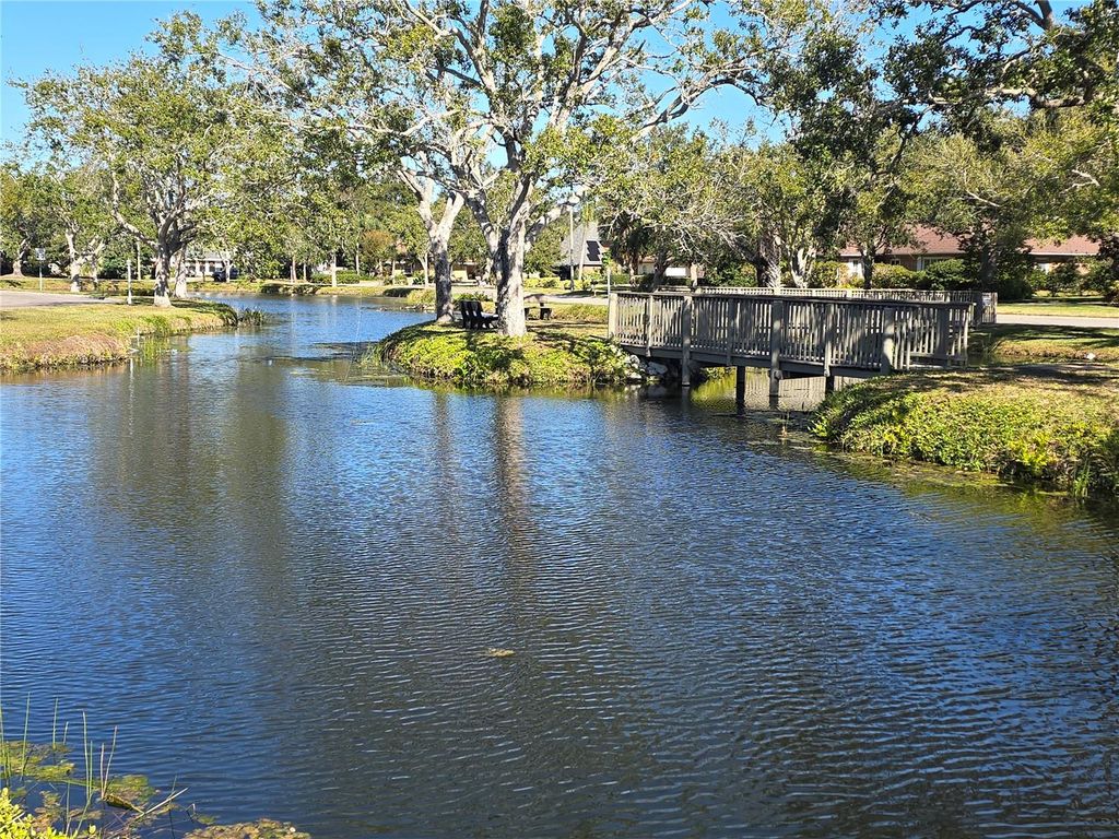 Image 6 of property listing at 1008 CIMARRON CIR, Bradenton, FL 34209