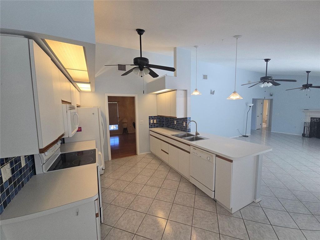 Image 8 of property listing at 1008 CIMARRON CIR, Bradenton, FL 34209