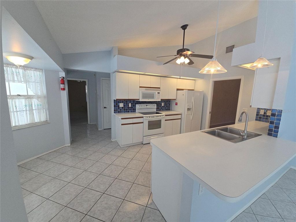 Image 10 of property listing at 1008 CIMARRON CIR, Bradenton, FL 34209