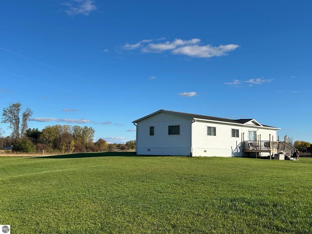 Image 5 of property listing at 5614 Cavender Drive, Shepherd, MI 48883