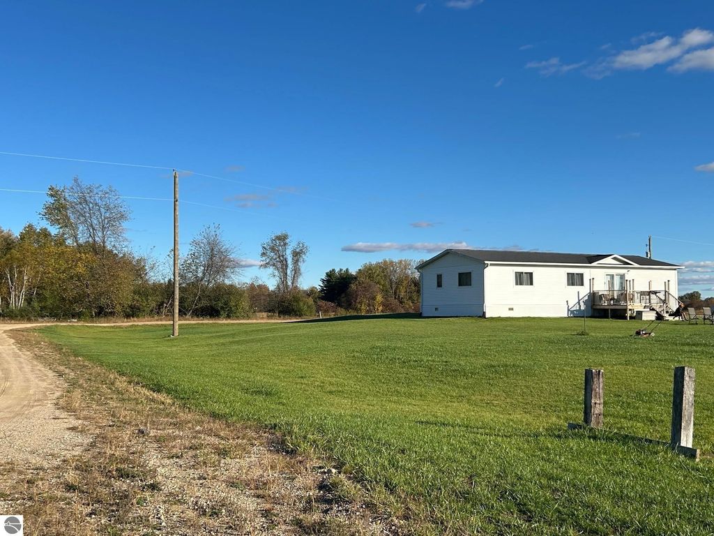 Image 6 of property listing at 5614 Cavender Drive, Shepherd, MI 48883