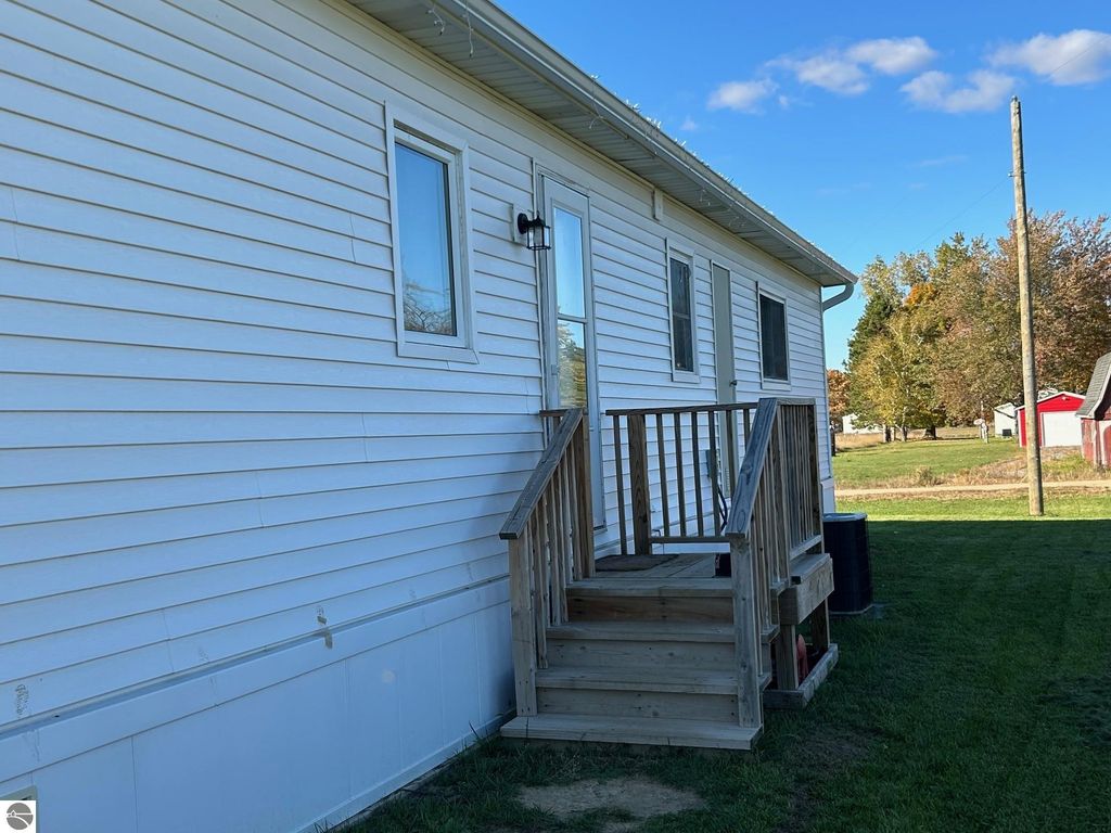 Image 7 of property listing at 5614 Cavender Drive, Shepherd, MI 48883