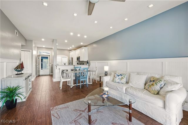 230 Newport DR 602, Naples, FL 34114