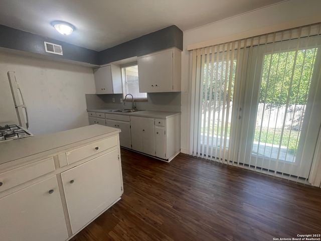 4512 SLAYDEN DR, San Antonio, TX 78228