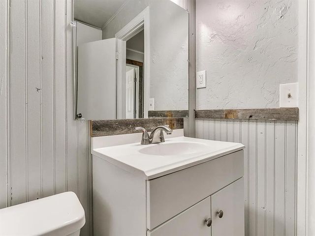 2933 Woodlawn Drive, Moore, OK 73160