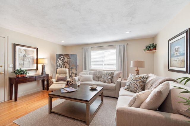 16 Appleton Park E4, Ipswich, MA 01938