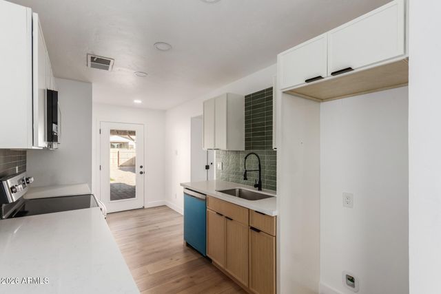 637 N SUNSET Drive, Chandler, AZ 85225