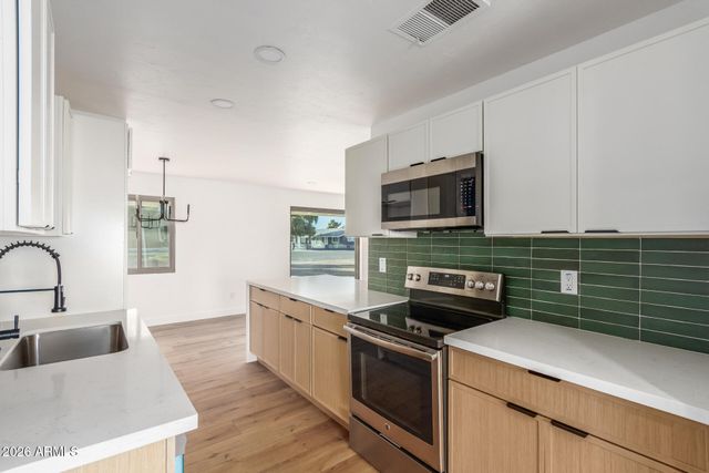 637 N SUNSET Drive, Chandler, AZ 85225