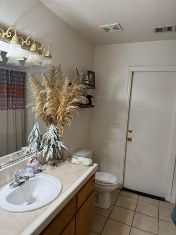 1923 E Sandalwood Avenue, Tulare, CA 93274