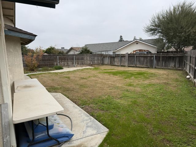 1923 E Sandalwood Avenue, Tulare, CA 93274