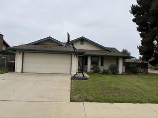 1923 E Sandalwood Avenue, Tulare, CA 93274