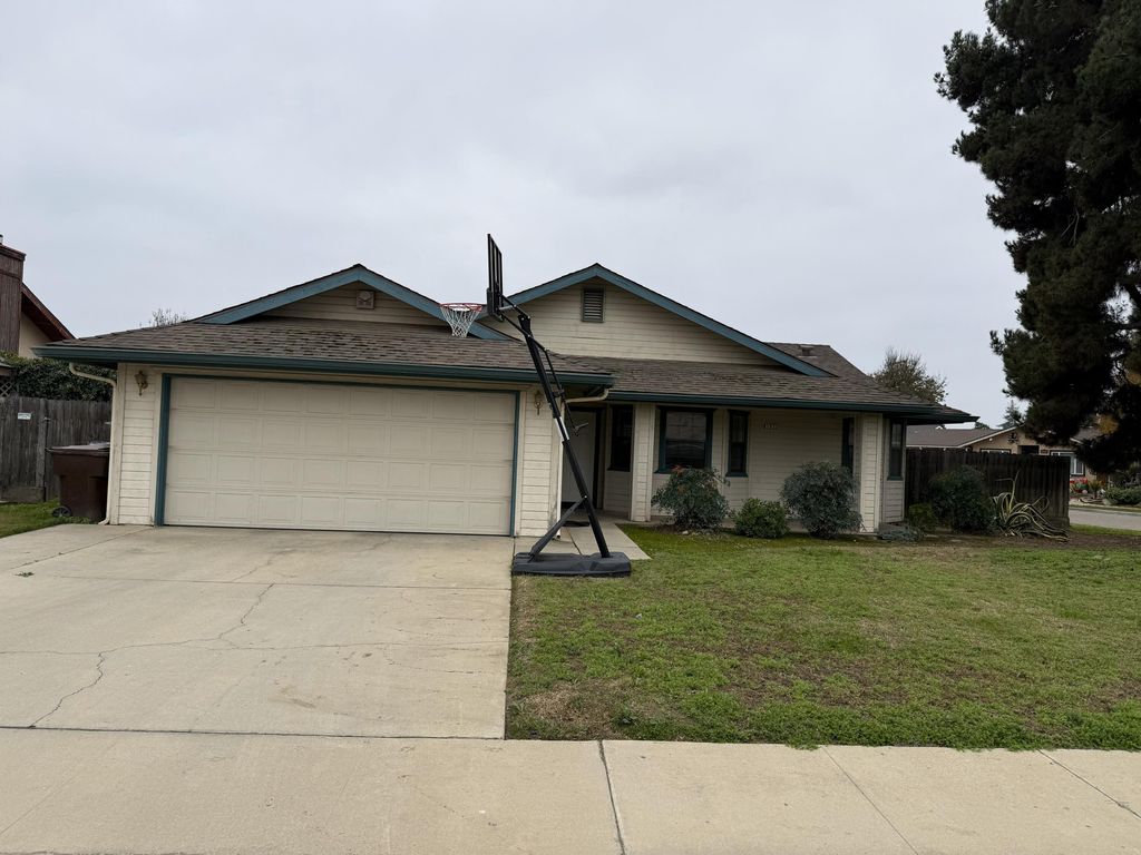 1923 E Sandalwood Avenue, Tulare, CA 93274