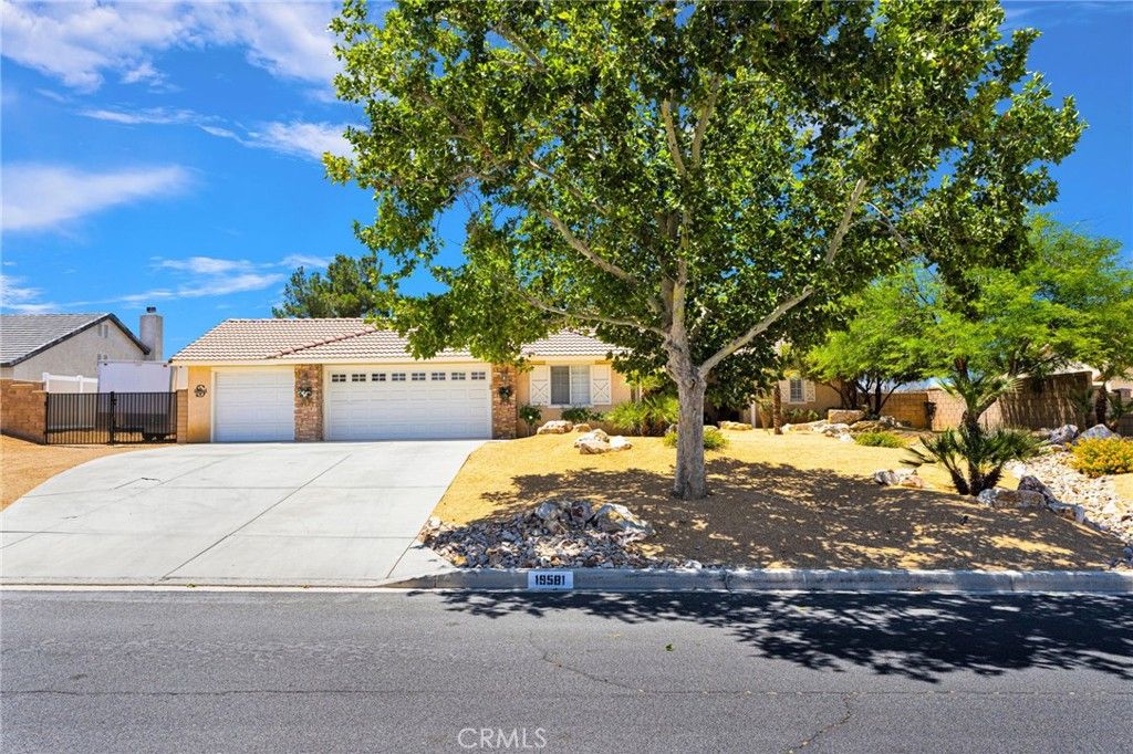 Image 1 of property listing at 19581 Powhatan Rd, Apple Valley, CA 92308