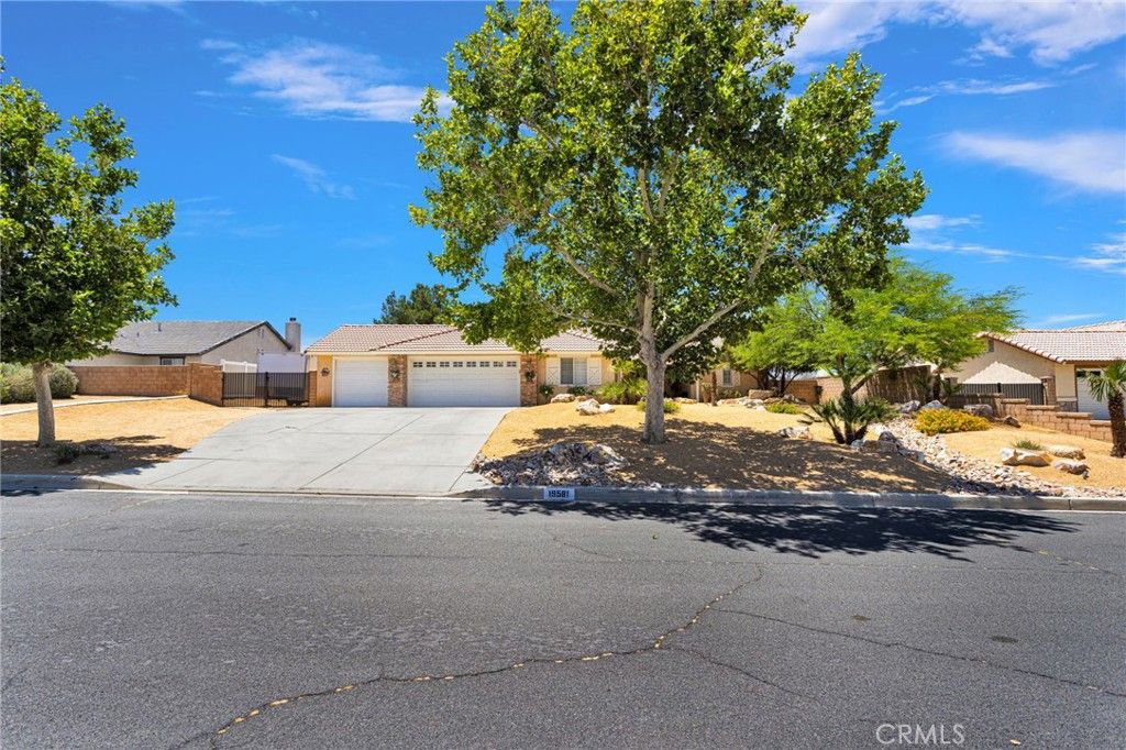 Image 2 of property listing at 19581 Powhatan Rd, Apple Valley, CA 92308
