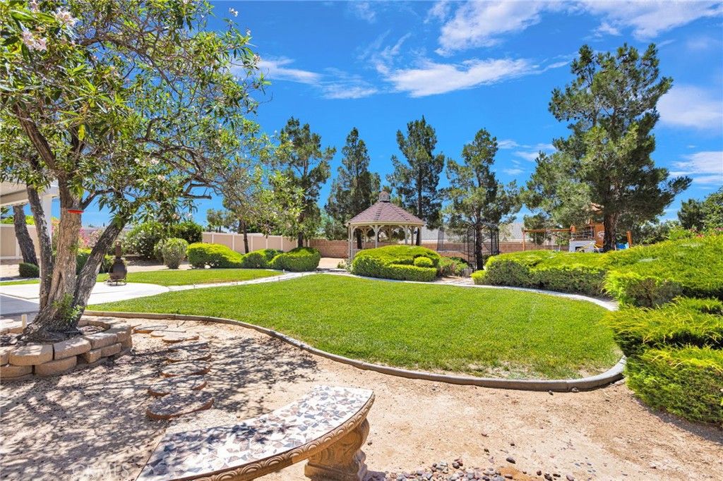 Image 58 of property listing at 19581 Powhatan Rd, Apple Valley, CA 92308