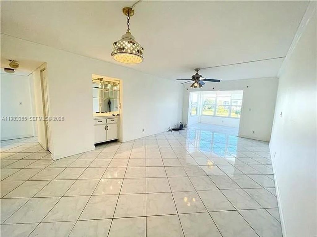 9370 SW 8th St 423, Boca Raton, FL 33428