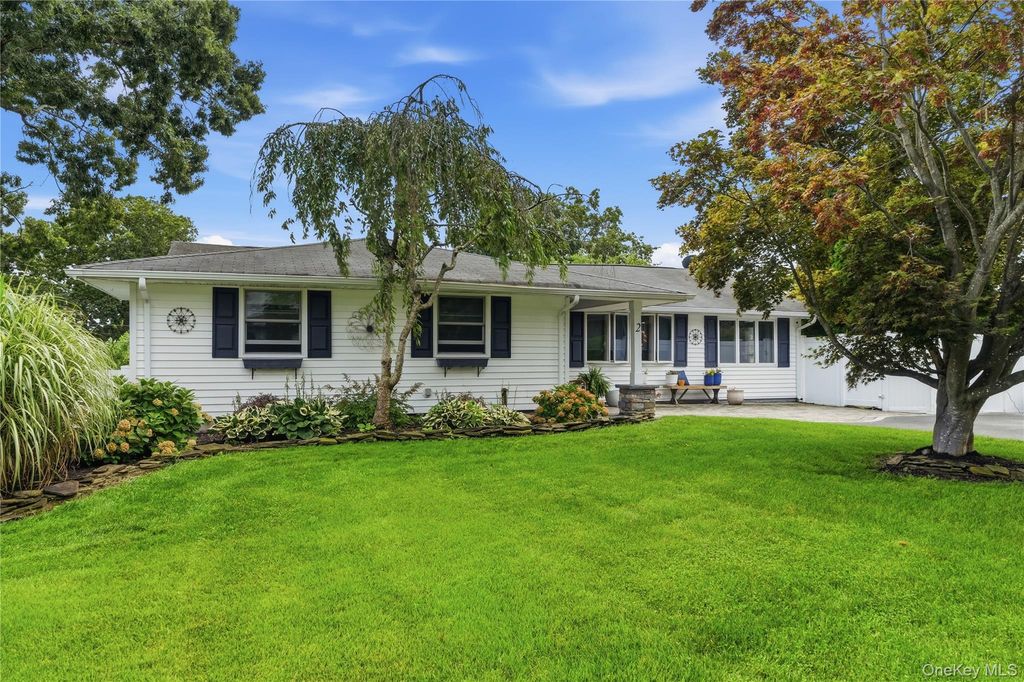 2 Mount Wilson Avenue, Farmingville, NY 11738 — exterior
