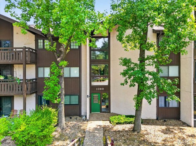1380 Heritage Landing 202, St Charles, MO 63303
