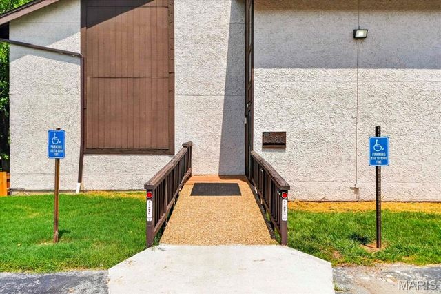 1380 Heritage Landing 202, St Charles, MO 63303