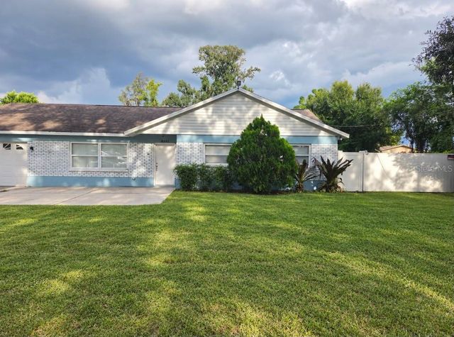 8601 TWIN LAKES BOULEVARD, Tampa, FL 33614