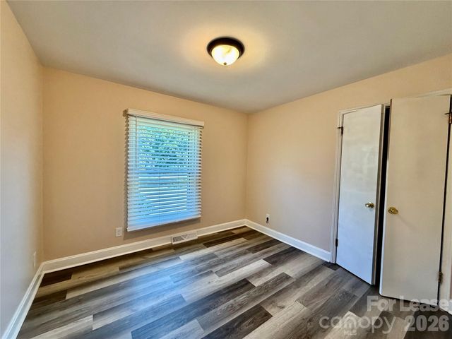 3132 Dawnshire Avenue, Charlotte, NC 28216