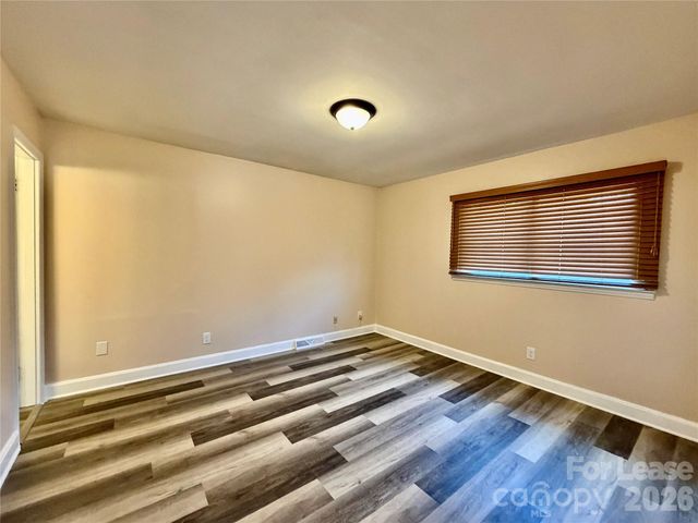 3132 Dawnshire Avenue, Charlotte, NC 28216