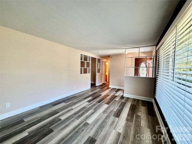 3132 Dawnshire Avenue, Charlotte, NC 28216
