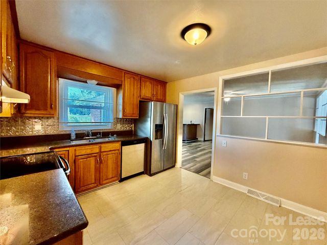 3132 Dawnshire Avenue, Charlotte, NC 28216