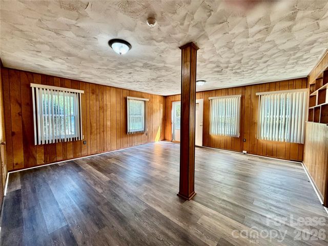 3132 Dawnshire Avenue, Charlotte, NC 28216