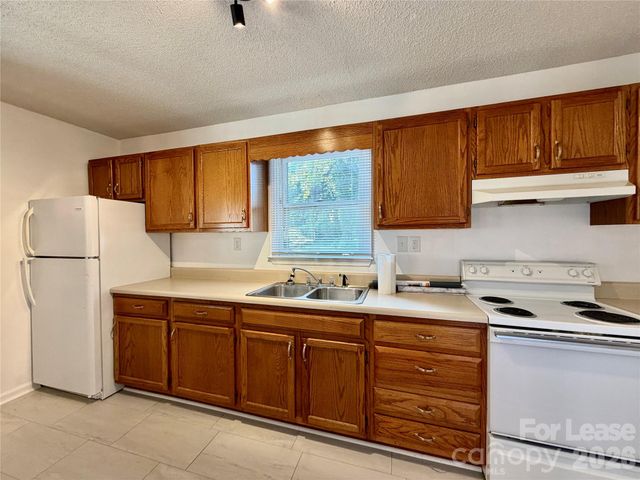 3132 Dawnshire Avenue, Charlotte, NC 28216