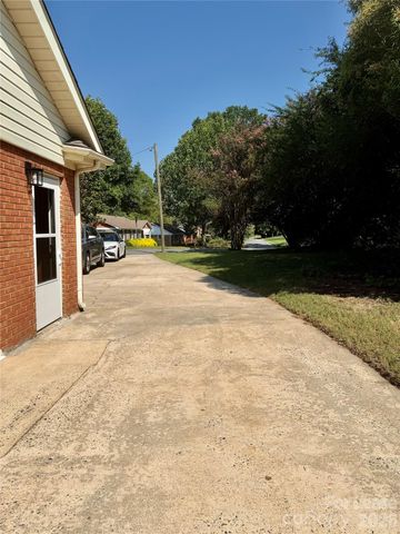 3132 Dawnshire Avenue, Charlotte, NC 28216