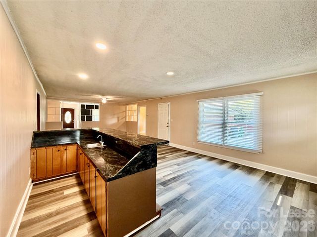 3132 Dawnshire Avenue, Charlotte, NC 28216