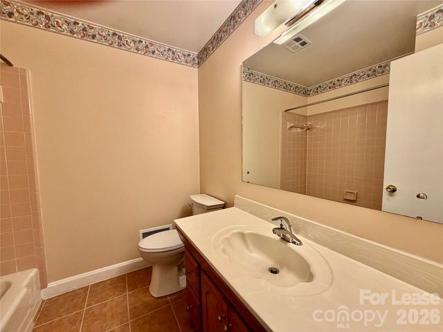 3132 Dawnshire Avenue, Charlotte, NC 28216