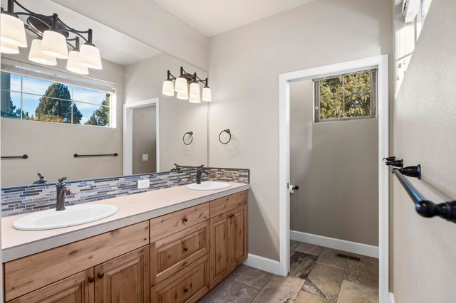 11090 Desert Sky Loop, Redmond, OR 97756