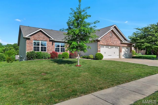 1913 Crimson Oak Drive, Maryville, IL 62062