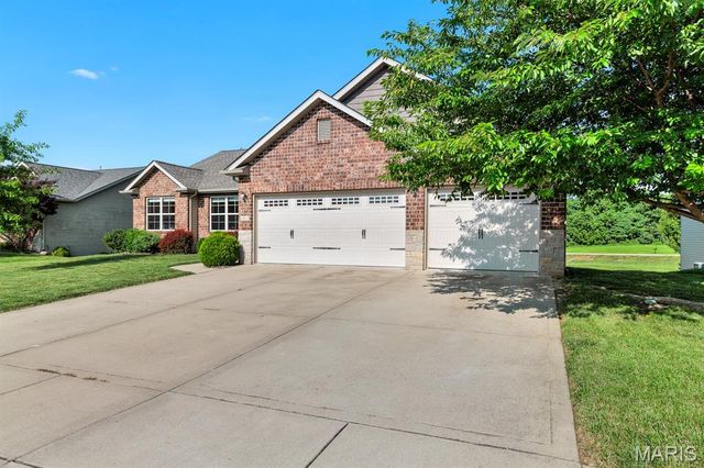 1913 Crimson Oak Drive, Maryville, IL 62062