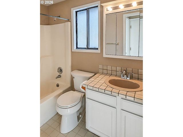 1818 Ne TODD St, Roseburg, OR 97470