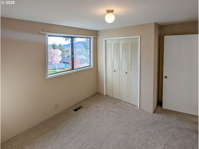 1818 Ne TODD St, Roseburg, OR 97470