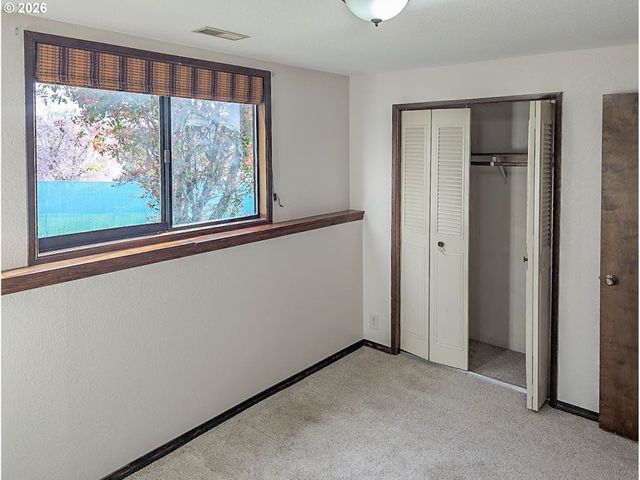 1818 Ne TODD St, Roseburg, OR 97470