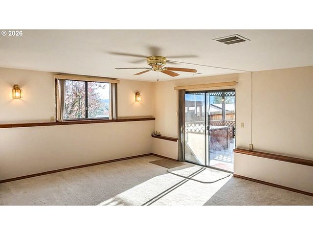 1818 Ne TODD St, Roseburg, OR 97470