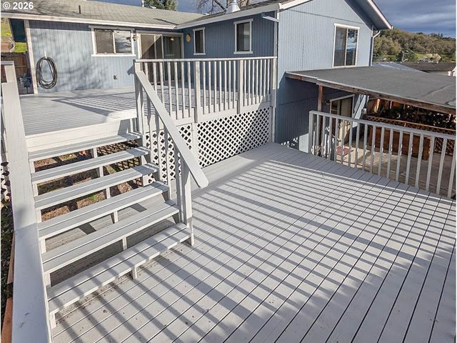 1818 Ne TODD St, Roseburg, OR 97470