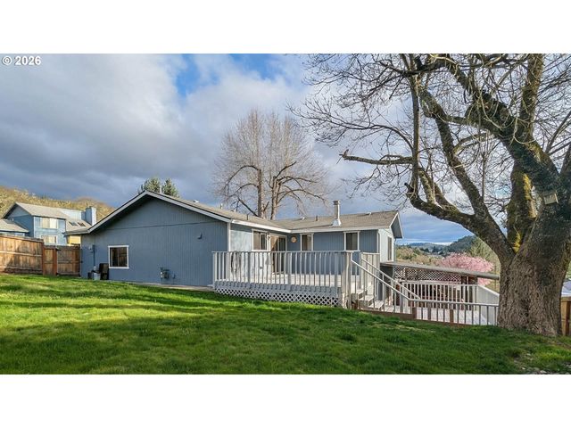 1818 Ne TODD St, Roseburg, OR 97470