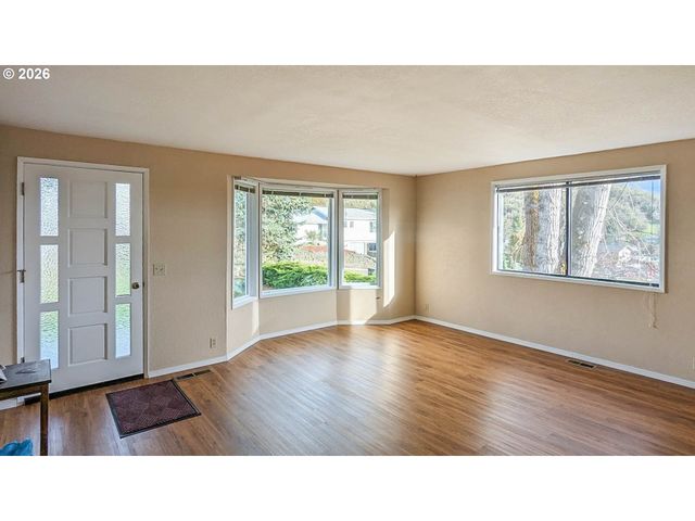 1818 Ne TODD St, Roseburg, OR 97470