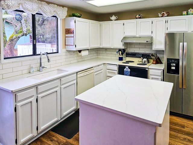 1818 Ne TODD St, Roseburg, OR 97470