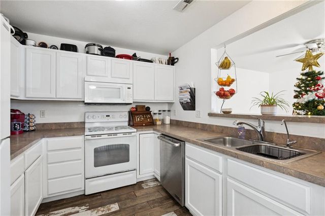 121 Silver Leaf Lane, Baldwin City, KS 66006