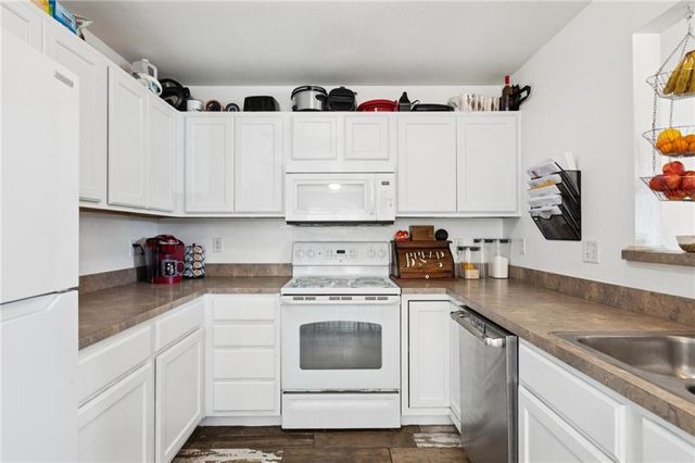 121 Silver Leaf Lane, Baldwin City, KS 66006