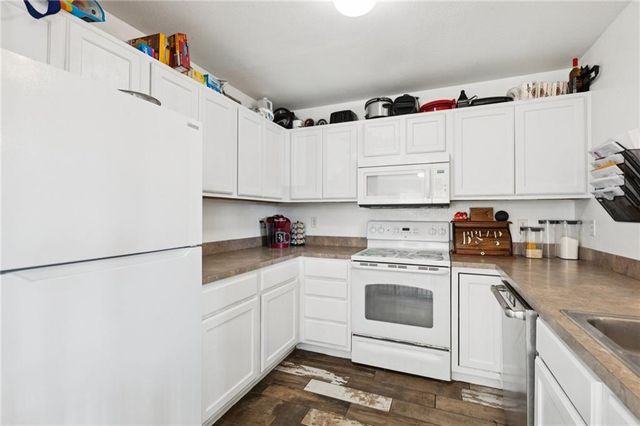 121 Silver Leaf Lane, Baldwin City, KS 66006