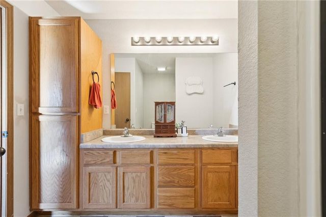 121 Silver Leaf Lane, Baldwin City, KS 66006