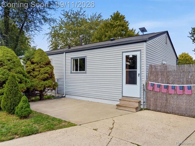 39255 Avondale Street, Westland, MI 48186