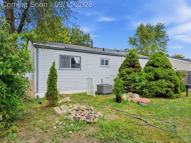 39255 Avondale Street, Westland, MI 48186